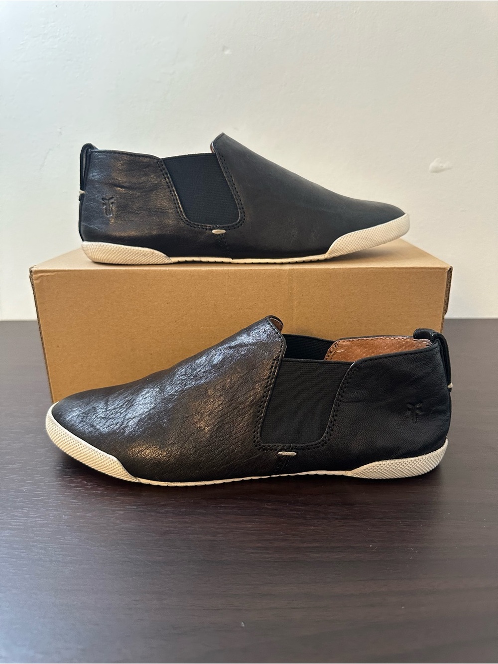 Frye Melanie Chelsea Slip On Casual Shoes Black Leather Minimalist Sneakers 7